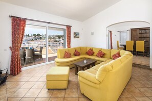 TV, fireplace, foosball, stereo