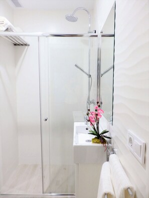 Douche, sèche-cheveux, serviettes fournies