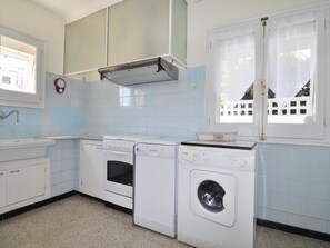 Een koelkast, een microgolfoven, een oven, een vaatwasser