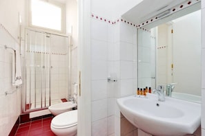Shower, hair dryer, bidet, towels - Apartment for 4 people stylishly furnished near Spanish Steps (Rome)