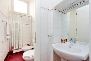 Een douche, een haardroger, een bidet, handdoeken