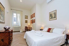 2 bedrooms, iron/ironing board, free WiFi, bed sheets - Apartment for 4 people near stylishly furnished Spanish Steps (Rome)