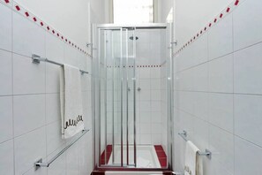 Shower, hair dryer, bidet, towels - Apartment for 4 people near stylishly furnished Spanish Steps (Rome)