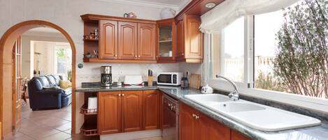 Frigorífic, microones, forn i placa de cuina