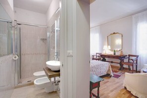 Combined shower/tub, hair dryer, bidet, towels