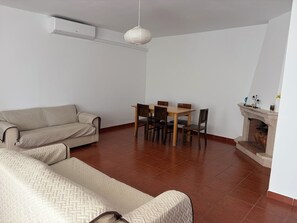 TV, fireplace, DVD player, books - Casa do Louro - Ideal for rest and sightseeing (Alcaravela)