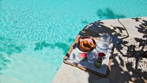 A tray with food and drinks by a poolside. - Lili Luxury Cottage: Pool, A/C, Wi Fi, lovely gardens (Ozias Gaios)
