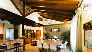 A modern kitchen with a central island, bar area, and seating for dining. - House (full rental) Entre Hoces for 10-12 people (Campo de San Pedro)