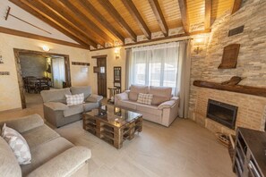 Una sala de estar acogedora con dos sofás, una mesa de centro y una chimenea.