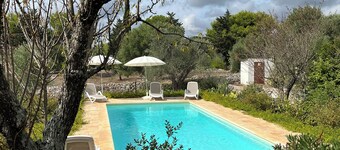 Tilava trullo ja kiinteÀ huvila uima-altaalla, joka sijaitsee oliivitarhassa 2 km pÀÀssÀ kaupungista