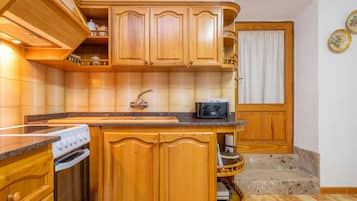 Frigorífico, microondas, horno y placa de cocina