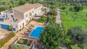 Uma vila com piscina, área de estar ao ar livre e vista para o campo.