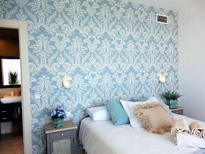 1 quarto, cofres nos quartos, ferros/tábuas de passar roupa