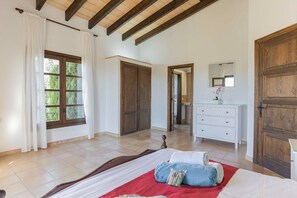 6 bedrooms, free WiFi, bed sheets