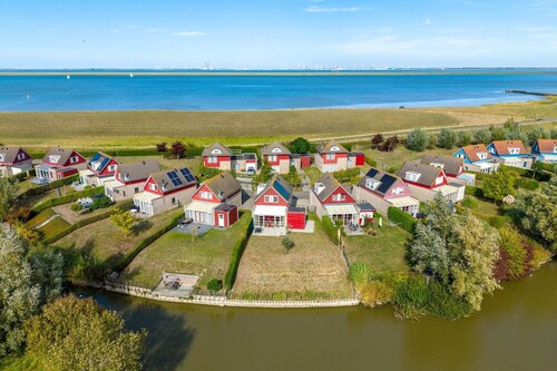 Cozy vacation home on the beautiful coast of Zeeland for 5 people