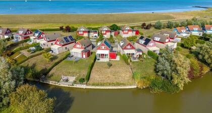 Cozy vacation home on the beautiful coast of Zeeland for 5 people