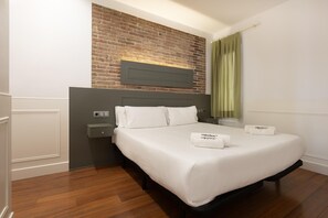 3 chambres, coffres-forts dans les chambres, fer et planche à repasser