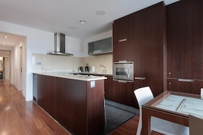 Fridge, microwave, oven, stovetop - Next to the train station and the Barcelona trade fair. (Barcelona)