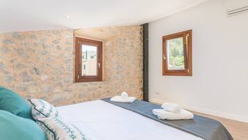 5 bedrooms, iron/ironing board, free WiFi, bed sheets