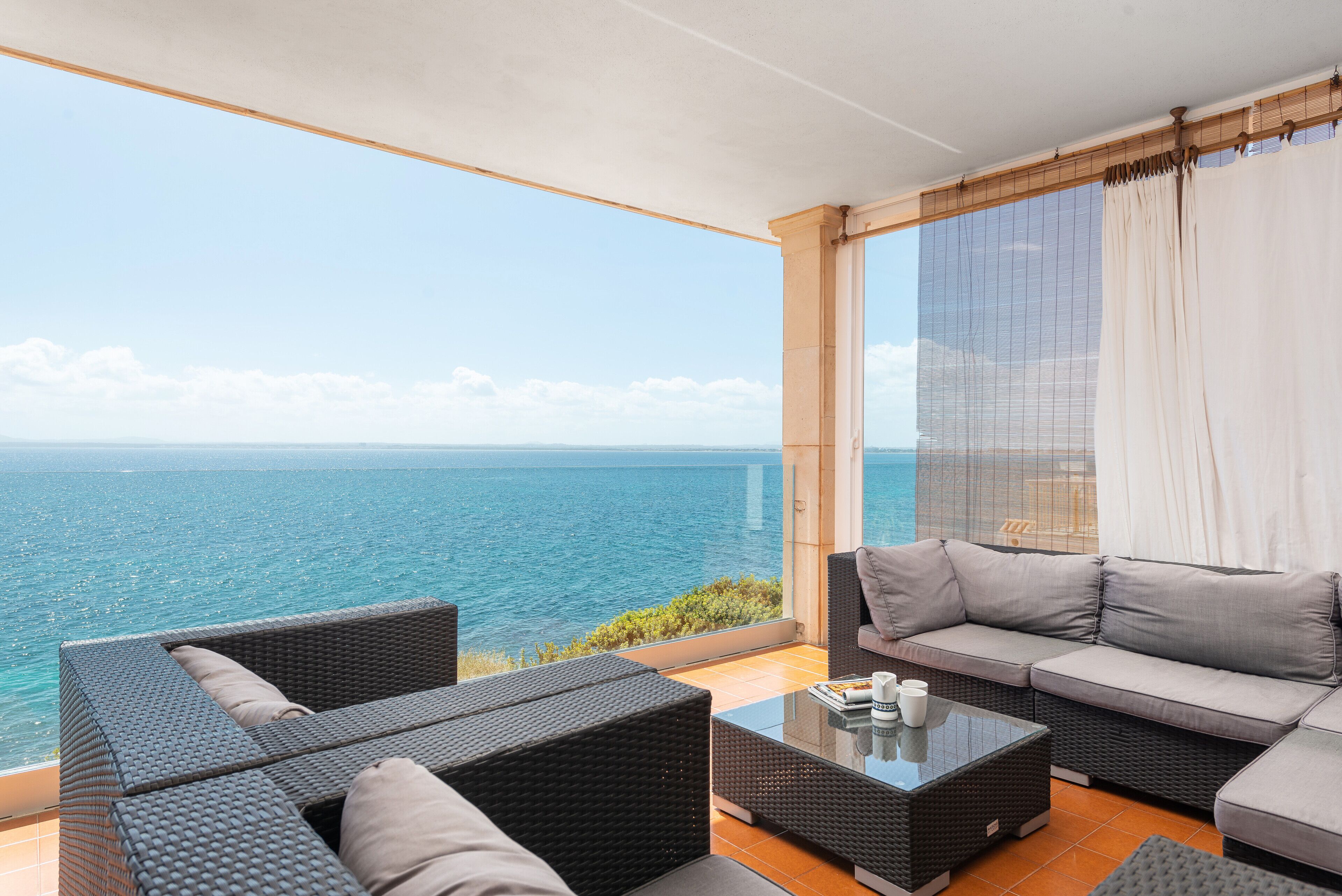 Tv, dvd-spelare och ett bordtennisbord