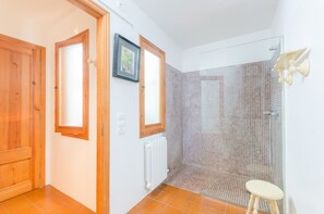 Combined shower/bathtub, hair dryer, bidet, towels