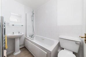 Combined shower/tub, towels