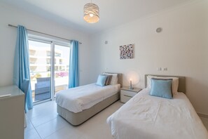 2 chambres, coffre-fort, fer et planche à repasser, lit de bébé portatif