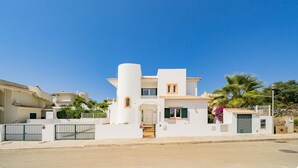 Exterior - Modern villa near beach [83] (Lagos)