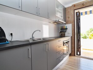 Kjøleskap, mikrobølgeovn, ovn og kaffetrakter/tekoker