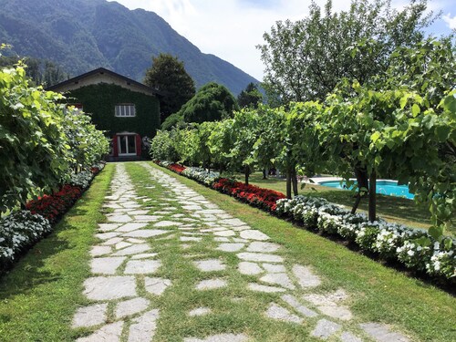 Lago Maggiore, schöne Villa mit Pool und großem Garten am Lago Maggiore