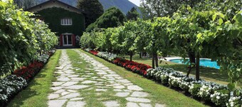Lago Maggiore, vakker villa med basseng og stor hage på innsjøen Maggiore