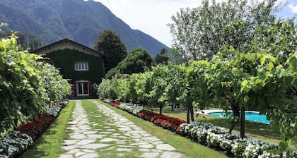 Lago Maggiore, schöne Villa mit Pool und großem Garten am Lago Maggiore