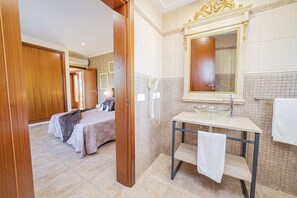 5 bedrooms, in-room safe, iron/ironing board, free WiFi