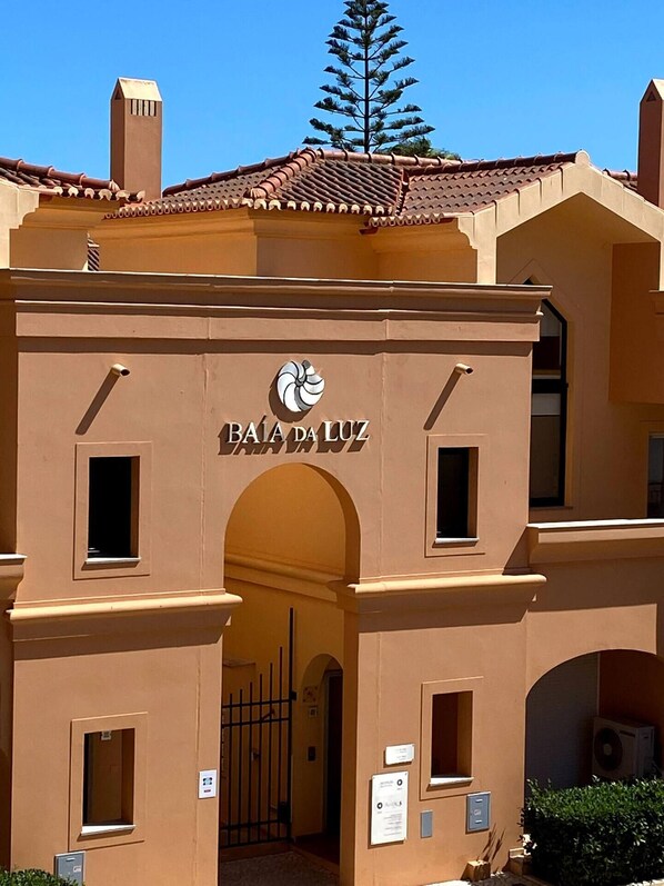 A building with the sign "BAJA DA LUZ" and a large archway entrance.