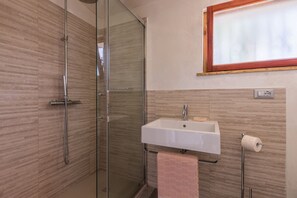 Douche, sèche-cheveux