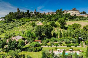 A hillside property with a swimming pool, lush greenery, and a large building with multiple stories. - Villa Azzurra by Anita Villas (Mondavio)