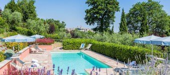 Villa med pool i Mondavio, nedsänkt i den vackra Marche landsbygden