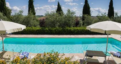 Villa avec piscine à Mondavio, immergée dans la belle campagne des Marches