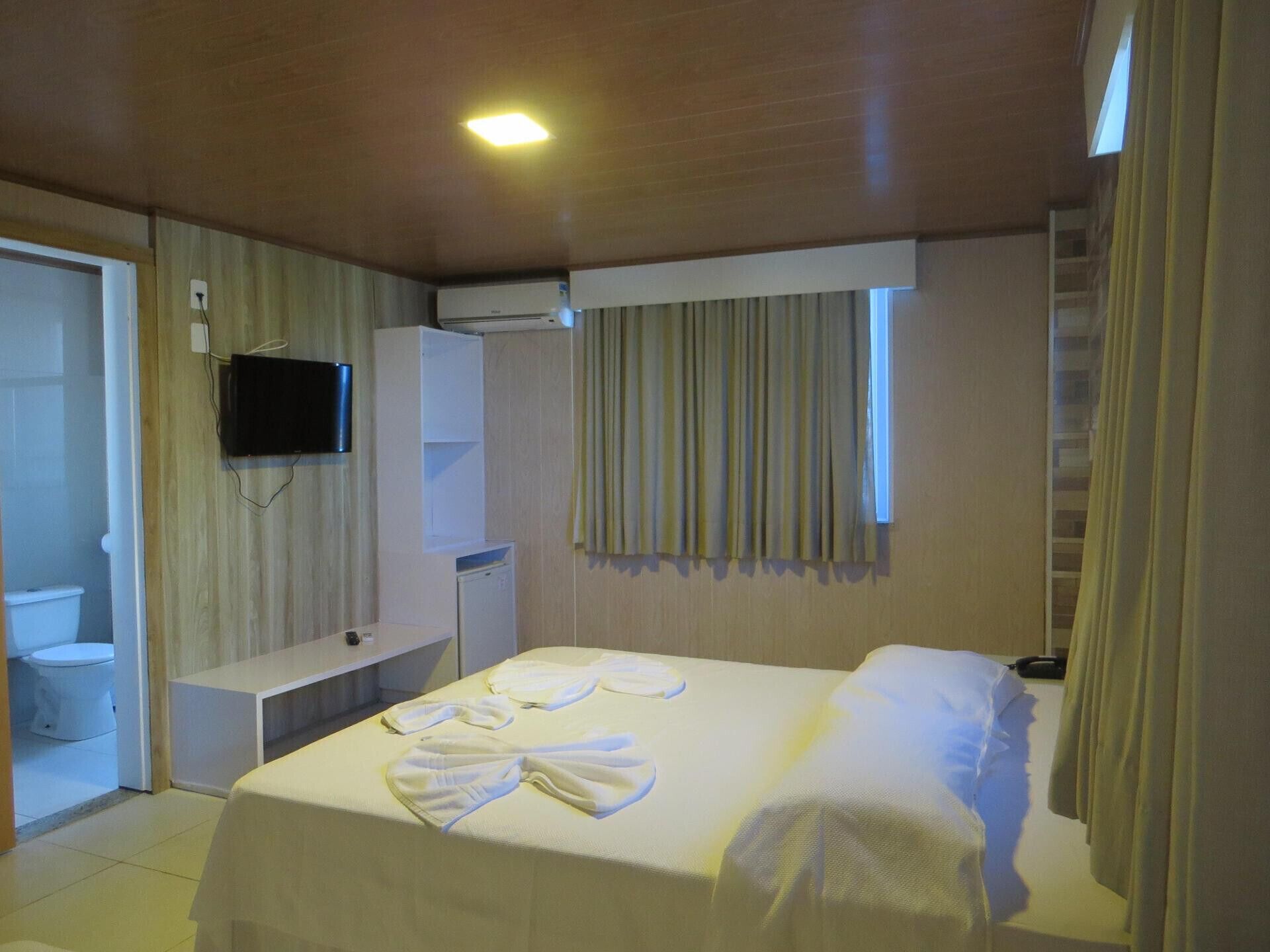 Escrivaninha, Wi-Fi de cortesia, roupa de cama