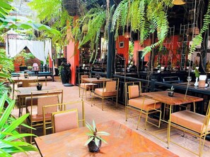 Outdoor dining - Boutique Indochine Hotel - SPA (Siem Reap)