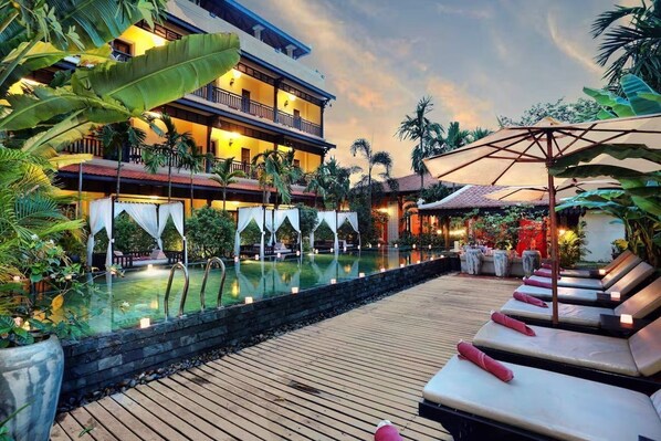 สระว่ายน้ำกลางแจ้ง