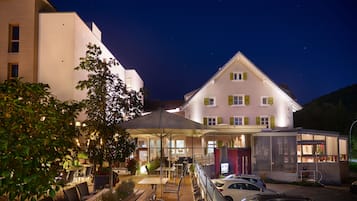 Fassade der Unterkunft – Abend/Nacht