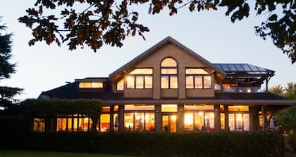 Spinnakers Brewpub & Guesthouses