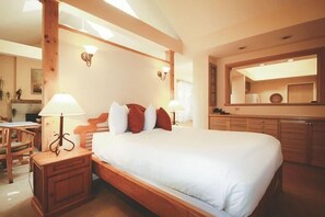 Deluxe Suite, 1 Queen Bed with Sofa bed, Non Smoking (Garden) | Iron/ironing board, free WiFi, bed sheets - Spinnakers Brewpub & Guesthouses (Victoria)