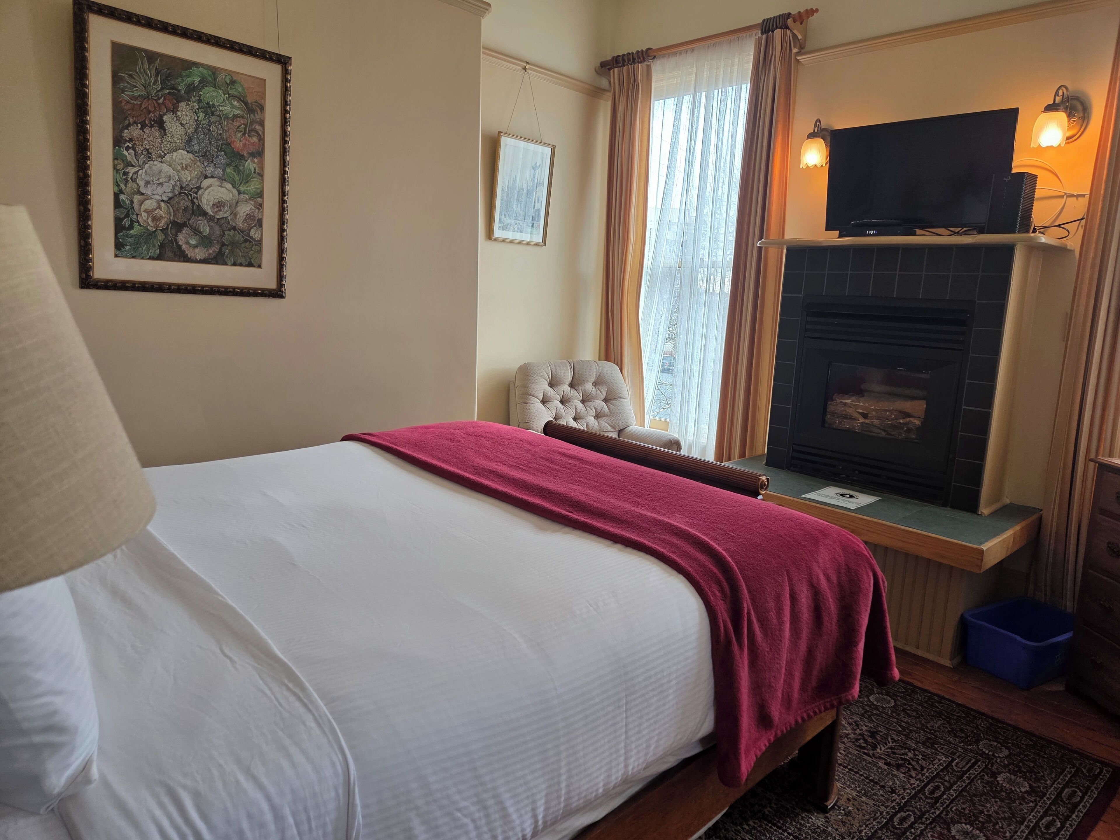 Studio, 1 Queen Bed, Non Smoking (Heritage House 4) No Pets | Iron/ironing board, free WiFi, bed sheets