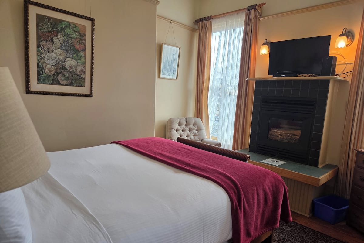 Studio, 1 Queen Bed, Non Smoking (Heritage House 4) No Pets | Strykejern/-brett, wi-fi (inkludert) og sengetøy