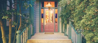 Spinnakers Brewpub & Guesthouses