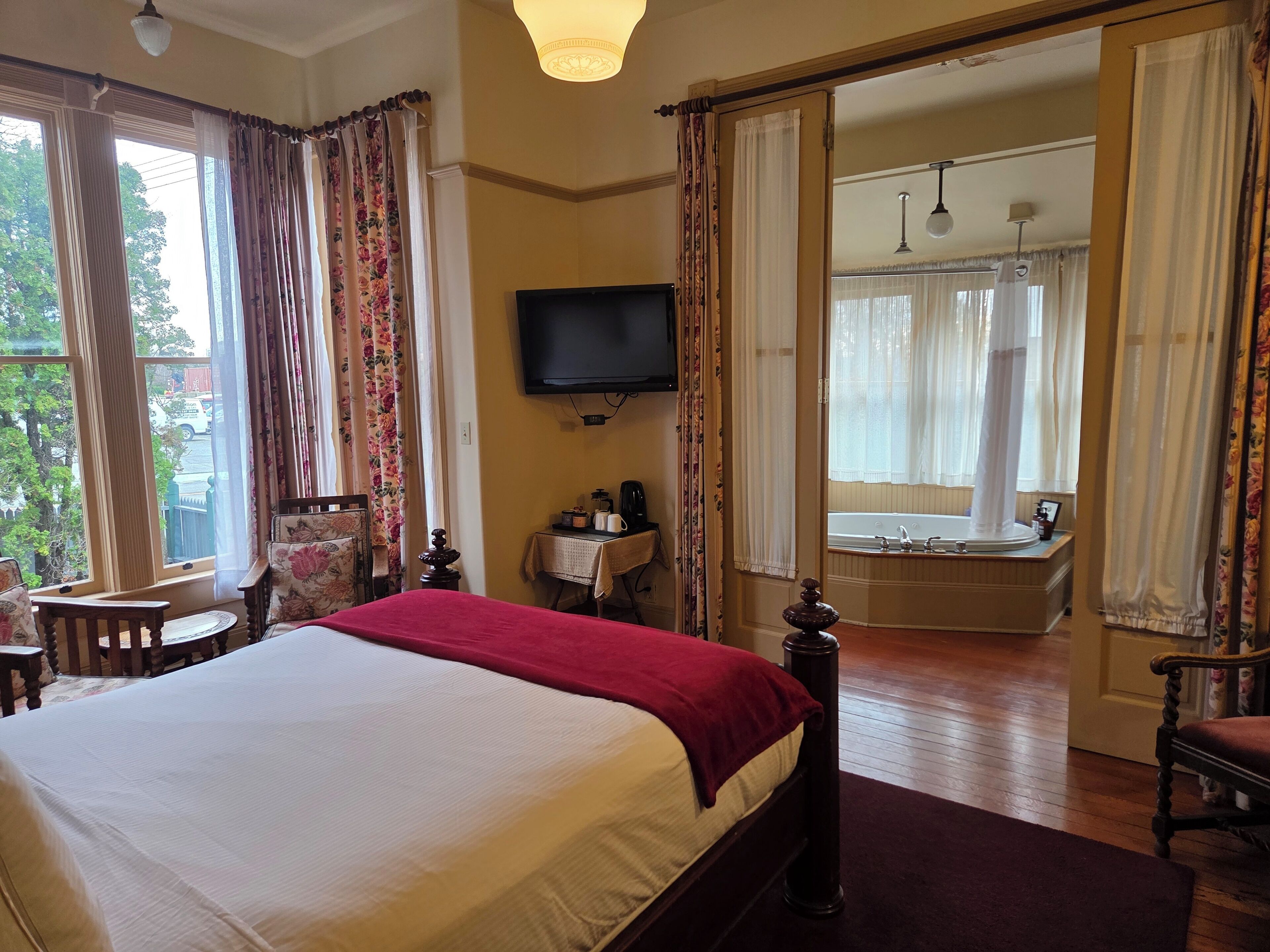 Room, 1 Queen Bed, Non Smoking (Heritage House 1) No Pets | Iron/ironing board, free WiFi, bed sheets