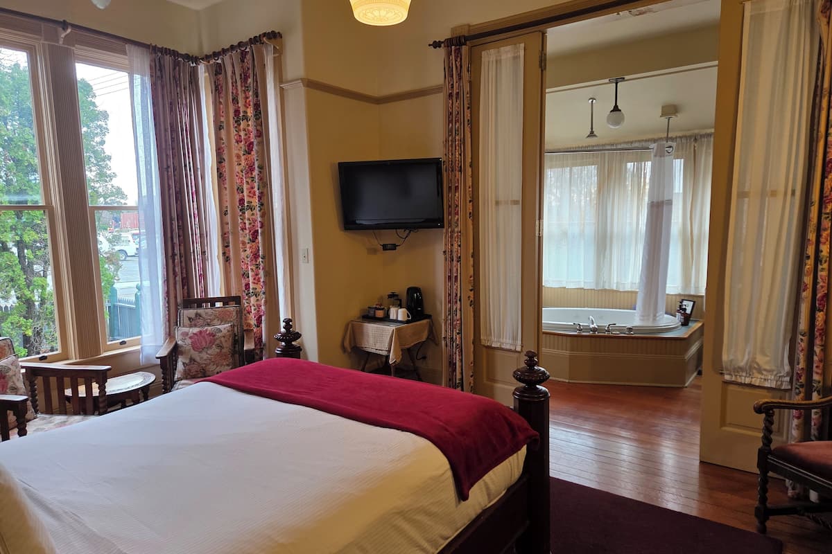 Room, 1 Queen Bed, Non Smoking (Heritage House 1) No Pets