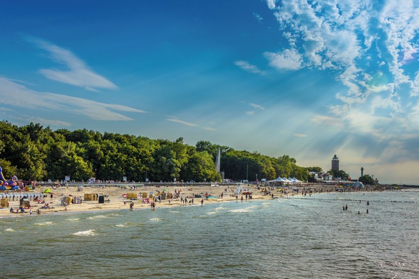 Vlak bij het strand, wit zand, ligstoelen, 5 strandbars